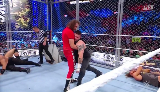 Survivor Series : Sami Zayn fait un Low Blow à Owens et offre la victoire à la Bloodline 